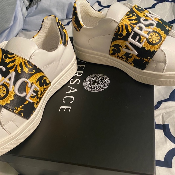 Young Versace Baroque Logo Sneakers - Picture 5 of 8